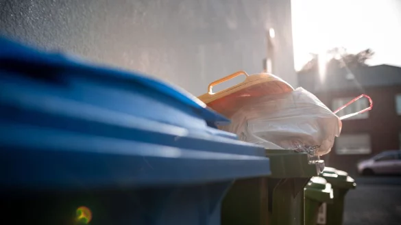Die Tonne ist voll - bitte abholen! (Archivbild) - © Fabian Strauch/dpa