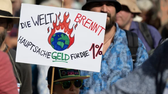 Die Unterst&uuml;tzung f&uuml;r Bewegungen f&uuml;r &laquo;Fridays for Future&raquo; ist einer Umfrage zufolge leicht gesunken. (Archivbild) - &copy; Boris Roessler/dpa