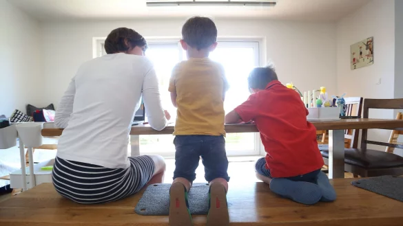 Am Esstisch kann man mit seinen Kindern ganz selbstverständlich auch über Sexualität oder die Frage, wie ein Baby in Mamas Bauch kommt, sprechen. - © Karl-Josef Hildenbrand/dpa/dpa-tmn