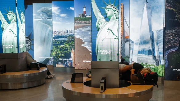 An vielen Flugh&auml;fen in den USA m&uuml;ssen Reisende sich auf lange Wartezeiten einstellen - so wie hier am LaGuardia International Airport in New York. - &copy; Olga Fedorova/FR172242 AP/AP/dpa