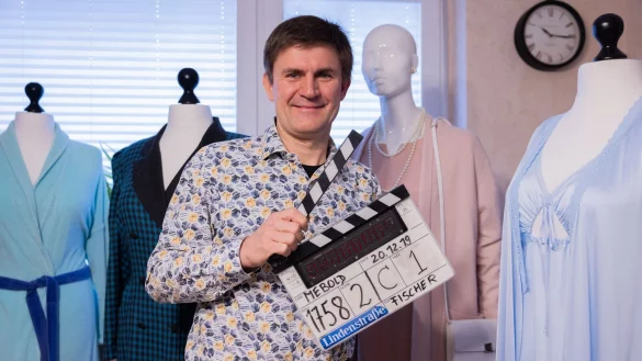 Er hat rund 150 Requisiten der früheren Kultserie gesammelt. - © Rolf Vennenbernd/dpa