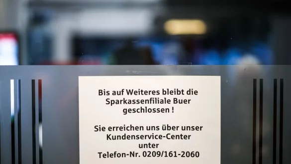 Ein Schild informiert die Kunden der Bank dar&uuml;ber, dass die Filiale bis auf Weiteres geschlossen bleibt. - &copy; Christoph Reichwein/dpa