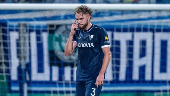 Philipp Strompf traf ins eigene Tor und sah die Rote Karte. - © David Inderlied/dpa