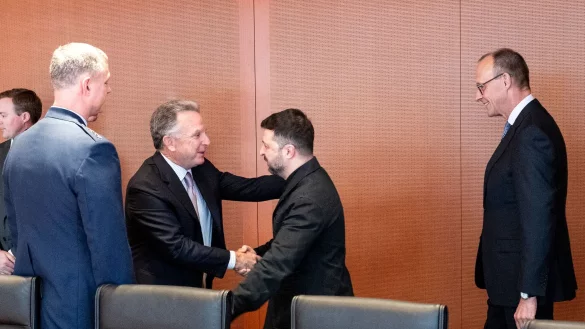 Bei der Begr&uuml;&szlig;ung war Kanzler Friedrich Merz (CDU) noch zugegen. Anschlie&szlig;end zog er sich zur&uuml;ck. - &copy; Guido Bergmann/Presse- und Informationsamt der Bundesregierung