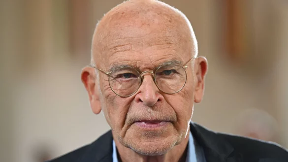 G&uuml;nter Wallraff hat an Weihnachten ambivalente Gef&uuml;hle: Er meidet Konsum, aber er sch&auml;tzt die eigentliche Bedeutung des Festes. (Archivbild) - &copy; Arne Dedert/dpa