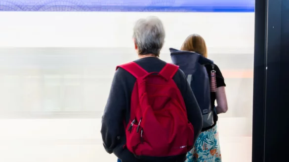 Viele Menschen sind auch im Rentenalter noch aktiv auf dem Arbeitsmarkt. (Symbolbild) - &copy; Julian Stratenschulte/dpa