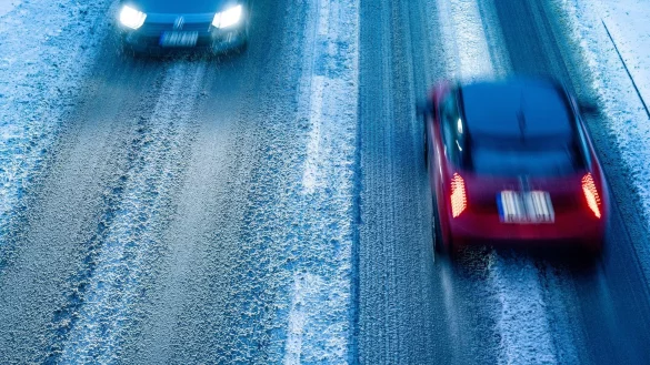 Autofahrer müssen sich zum Wochenende auf glatte Straßen einstellen. (Symbolbild) - © Armin Weigel/dpa