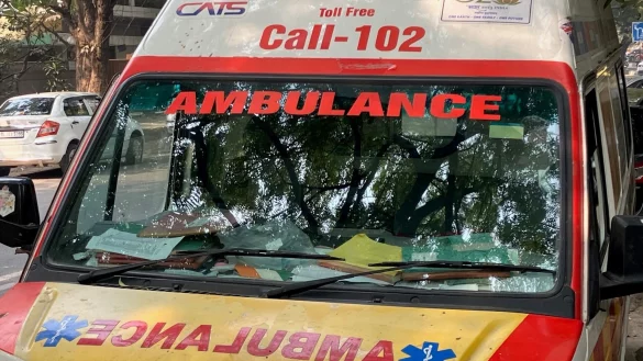 Ein indischer Krankenwagen steht am Straßenrand. (Symbolbild) - © Dirk Godder/dpa