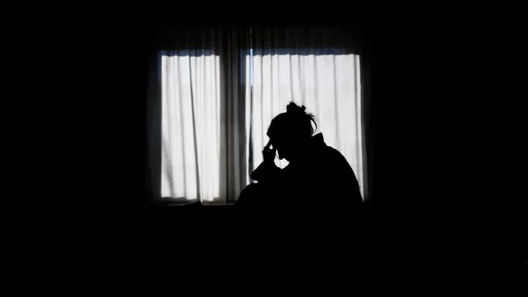 Einsamkeit ist ein h&auml;ufiger Anlass f&uuml;r Anrufe bei der Telefonseelsorge. (Symbolbild) - &copy; Julian Stratenschulte/dpa