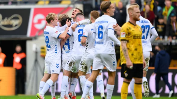 Paderborns Spieler umjubeln Mika Baur (SC Paderborn) nach seinem Tor zum 1:2. - &copy; Robert Michael/dpa