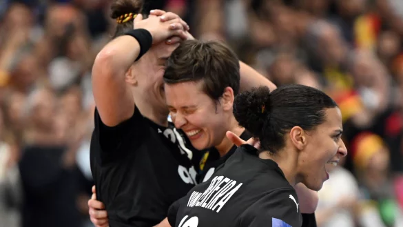Freude pur: Nach dem Halbfinal-Einzug können Alina Grijseels (m) und ihre Teamkolleginnen die Emotionen nicht mehr zurückhalten. - © Federico Gambarini/dpa