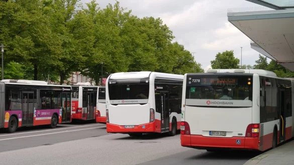 Weniger Fahrg&auml;ste in Bussen und Bahnen als vor Corona. (Archivbild) - &copy; Marcus Brandt/dpa