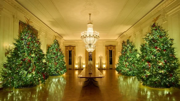 Die First Lady der USA, Melania Trump, hat das Weiße Haus weihnachtlich geschmückt. - © Evan Vucci/AP/dpa