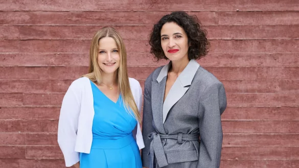 Die Gesch&auml;ftsf&uuml;hrerinnen der gegen Hass und Hetze im Internet eintretenden Organisation HateAid, Josephine Ballon (l.) und Anna-Lena von Hodenberg (r.), wurden von der US-Regierung wegen Zensur-Vorw&uuml;rfen mit Einreisesperren belegt. (Archivbild) - &copy; Sven Serkis/HateAid/dpa