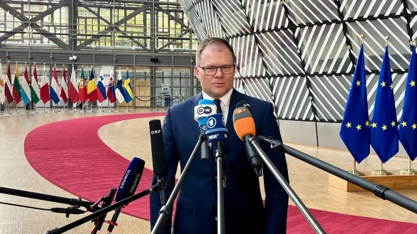 Bundesumweltminister Carsten Schneider (SPD) wirbt f&uuml;r das Ziel, die Emissionen in den n&auml;chsten 15 Jahren um 90 Prozent im Vergleich zu 1990 zu senken. - &copy; Katharina Redanz/dpa