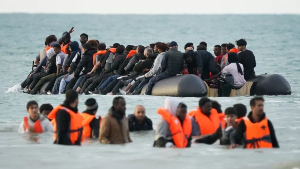 Der sogenannte Solidaritätspool soll laut EU vor allem die Länder entlasten, die besonders viele Asylanträge bearbeiten. (Archivbild) - © Gareth Fuller/PA Wire/dpa