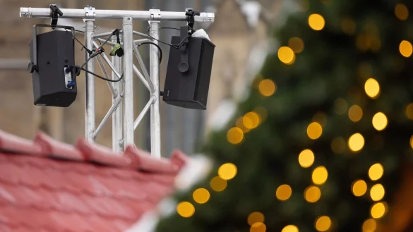 Der Staatsschutz ermittelt wegen rechtsradikaler Musik auf einem Weihnachtsmarkt. (Archivbild) - &copy; Michael Reichel/dpa