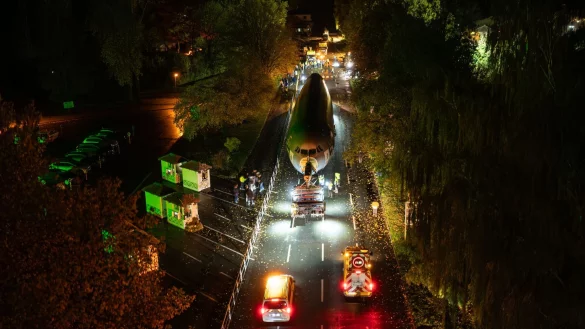 Innerhalb von drei N&auml;chten wurde der Flieger zum Safaripark in der S&uuml;dheide gebracht. - &copy; Philipp Schulze/dpa