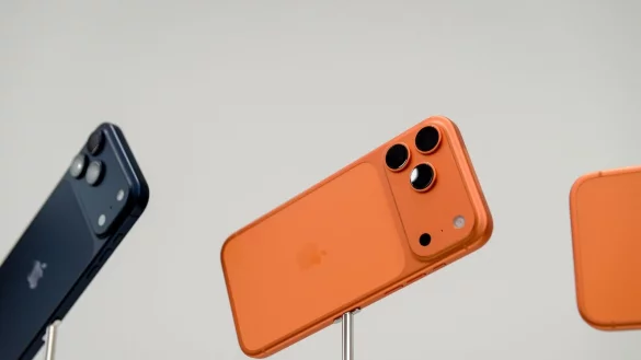 Die iPhone-17-Modellreihe hilft Apple Marktforschern zufolge, zum Smartphone-Spitzenreiter zu werden. (Archivbild) - &copy; Andrej Sokolow/dpa/dpa-tmn