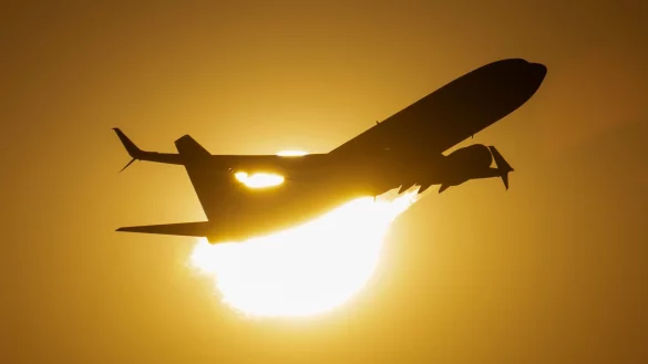 Mehr Flugreisende als im Vorjahressommer - aber das Vor-Corona-Niveau ist noch nicht erreicht. (Symbolbild) - © Boris Roessler/dpa