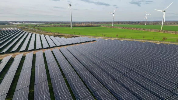 Erneuerbare Energien werden in diesem Jahr laut einer Hochrechnung knapp 56 Prozent des Stromverbrauchs decken. (Symbolbild) - &copy; Jan Woitas/dpa