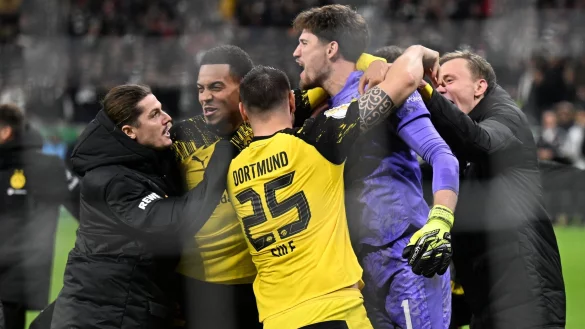 Borussia Dortmund bejubelt den Einzug ins Pokal-Achtelfinale. - &copy; Arne Dedert/dpa