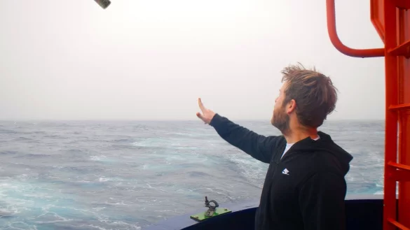 Geowissenschaftler Klages ist immer noch erstaunt und froh, dass die Flaschenpost die lange Reise &uuml;berstand und gefunden wurde. - &copy; Thomas Ronge/Alfred-Wegener-Institut /dpa