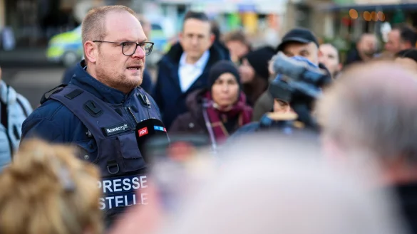 Die Ermittler pr&uuml;fen Videosequenzen aus einem angrenzenden Parkhaus mit maskierten Personen und zwei Fahrzeugen. - &copy; Christoph Reichwein/dpa