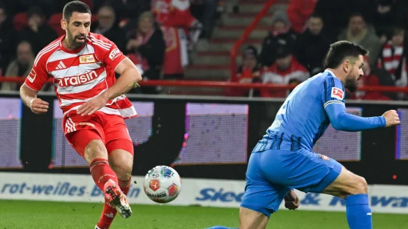 Rani Khedira (l) avancierte erneut zum Matchwinner für Union Berlin. - © Soeren Stache/dpa