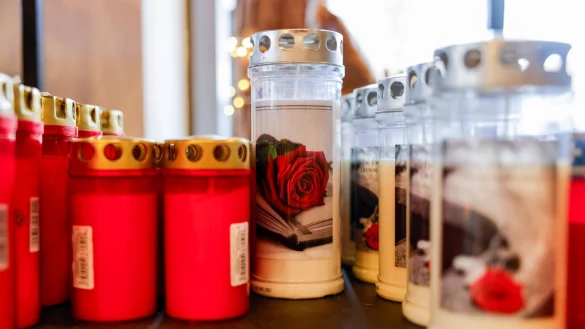 Bei herkömmlichen Grablichtern ist die Nachfrage gesunken. LED-Grablichter sind hingegen stärker gefragt, weil sie länger halten. - © Thomas Banneyer/dpa