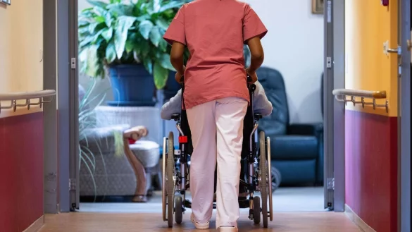 Die Mindestl&ouml;hne in der Altenpflege sollen ab Sommer n&auml;chsten Jahres schrittweise ansteigen. (Archivbild) - &copy; Marijan Murat/dpa