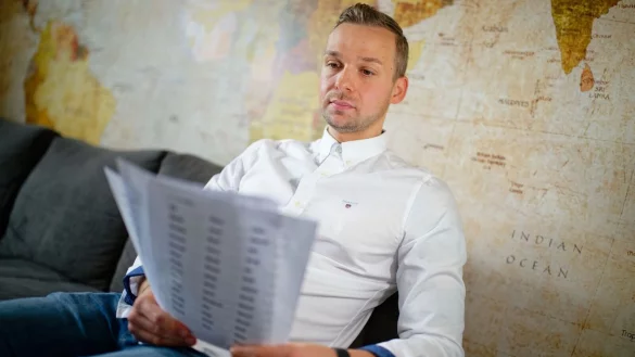 Der Weinheimer Nicolas Will stottert und &uuml;bt t&auml;glich fl&uuml;ssiges Sprechen mit verschiedenen &Uuml;bungen. - &copy; Uwe Anspach/dpa