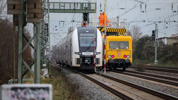 Am Mittwoch war die Strecke D&uuml;sseldorf-K&ouml;ln stundenlang gesperrt - inzwischen l&auml;uft der Verkehr wieder. (Archivbild) - &copy; Christoph Reichwein/dpa