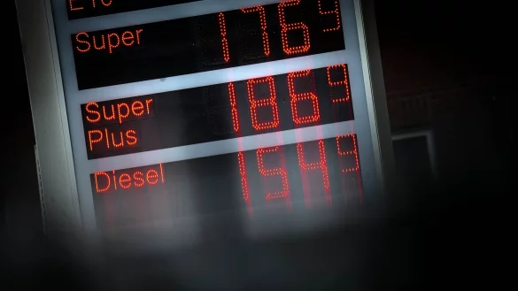 Ein Liter Super für 1,77 Euro - ziemlich teuer. Anderswo war das günstiger zu haben. (Archivbild) - © Sina Schuldt/dpa