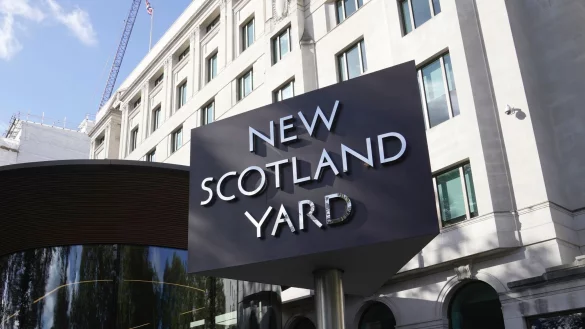 Die Londoner Polizei hat einen versehentlich entlassenen Sexualstraftäter gefasst. (Symbolfoto) - © Kin Cheung/AP/dpa