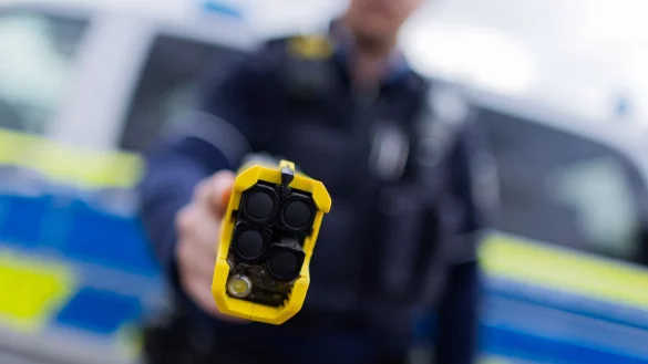 Die Polizisten setzten einen Taser gegen den Mann ein. (Symbolbild) - &copy; Rolf Vennenbernd/dpa