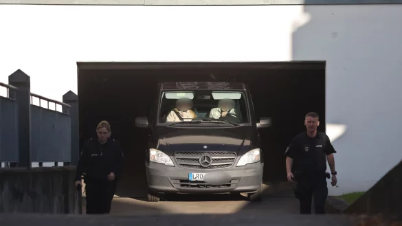 Im Amtsgericht Rostock wurde der Verd&auml;chtigen der Haftbefehl verlesen. Danach verlie&szlig; ein Fahrzeug die Tiefgarage. - &copy; Danny Gohlke/dpa