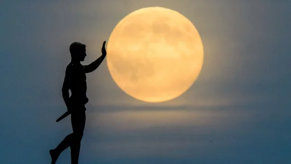 Laut dem Deutschen Wetterdienst war der Mond am Mittwochabend fast &uuml;berall gut zu sehen. - &copy; Julian Stratenschulte/dpa