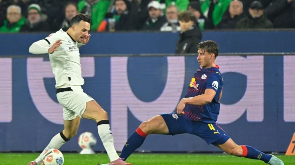 Kein Durchkommen für Gladbachs Tabakovic. - © Ulrich Hufnagel/dpa