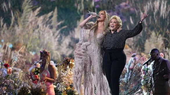 Vor einigen Jahren trat Jennifer Lopez bei einem Konzert an der Seite ihrer Mutter in Kalifornien auf. - © Jordan Strauss/Invision/AP/dpa