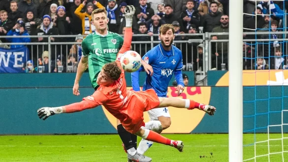 Kilian Corredor (r.) erzielt das 1:0 f&uuml;r Darmstadt gegen M&uuml;nster. - &copy; Marc Sch&uuml;ler/dpa