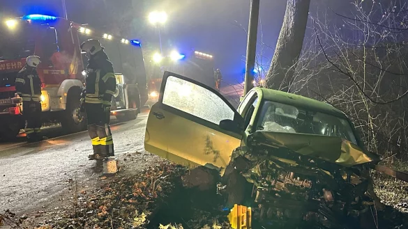 Ein Auto ist in Sprockh&ouml;vel von der eisglatten Stra&szlig;e abgekommen. - &copy; -/Feuerwehr Sprockh&ouml;vel/dpa