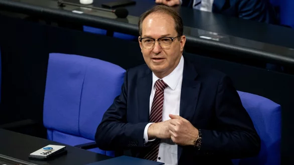 Bundesinnenminister Alexander Dobrindt (CSU) pl&auml;diert f&uuml;r h&auml;rtere Strafen. (Archivbild) - &copy; Fabian Sommer/dpa
