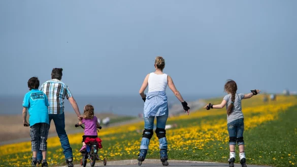 Mehr Zeit mit der Familie und mit Freunden - das nehmen sich viele Menschen f&uuml;r 2026 vor. (Symbolbild) - &copy; Matthias Balk/dpa