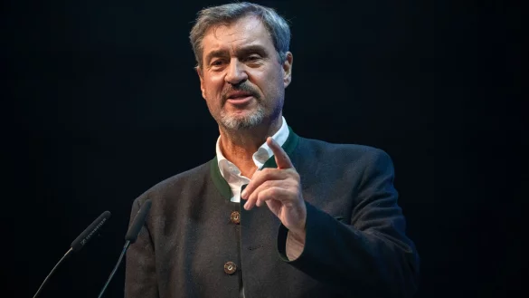 An der Wehrpflicht f&uuml;hrt kein Weg vorbei, meint nicht nur der CSU-Chef. - &copy; Pia Bayer/dpa