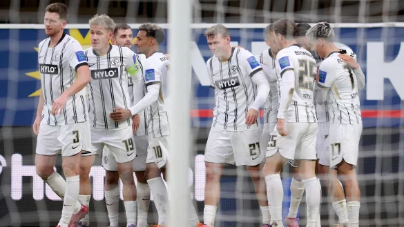 Durften in Paderborn jubeln: Die Profis der SV Elversberg. - © Bernd Thissen/dpa