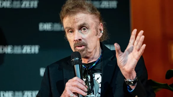 T.C. Boyle hat keine Angst vor der KI. (Archivbild) - © Axel Heimken/dpa