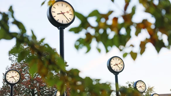 Die Zeitumstellung von Sommer- auf Winterzeit erfolgt 2025 in der Nacht zum 26. Oktober. (Archivbild) - © Oliver Berg/dpa