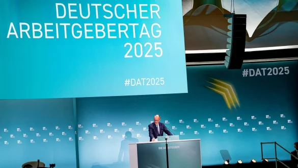 Der Kanzler bittet die Wirtschaft um Geduld. - © Fabian Sommer/dpa