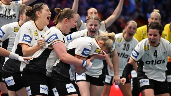 Deutschlands Spielerinnen um Kapitänin Antje Döll (Gesicht im Trikot vergraben) haben die Sensation gegen Frankreich geschafft. - © Federico Gambarini/dpa